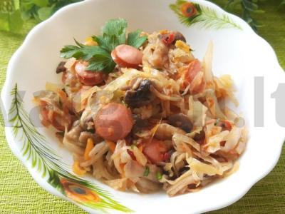 Troškinta kopūstai su grybais ir dešrelėmis pagrindine nuotrauka