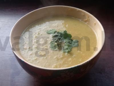 Žaliųjų žirnių ir salierų kreminė sriuba pagrindine nuotrauka