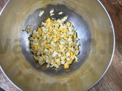 Traškūs pyragėliai su kiaušiniu ir svogūnu Žingsnis 1