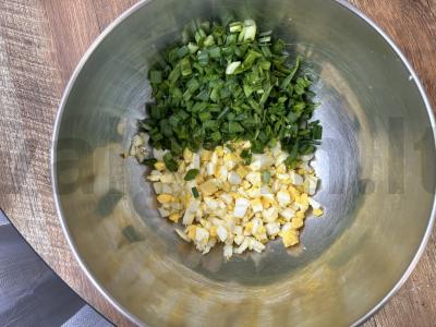 Traškūs pyragėliai su kiaušiniu ir svogūnu Žingsnis 2