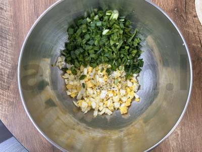 Traškūs pyragėliai su kiaušiniu ir svogūnu Žingsnis 3