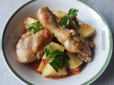 Vištienos ir daržovių troškinys pagrindine nuotrauka