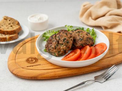 Mėsos kotletai su špinatais pagrindine nuotrauka