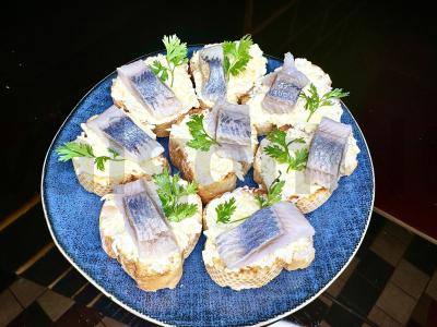 Užkandžių sumuštiniai su silke pagrindine nuotrauka