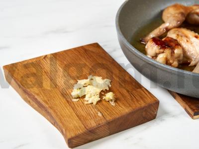 Sultinga vištiena sojų padaže keptuvėje Žingsnis 3