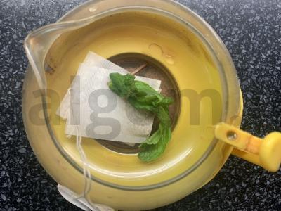 Arbata su medumi, avietėmis ir žolelėmis Žingsnis 1