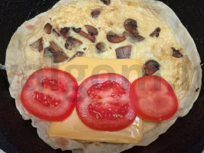 Pusryčiai su grybais ir sūriu tortilijoje Žingsnis 7