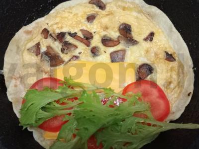 Pusryčiai su grybais ir sūriu tortilijoje Žingsnis 8