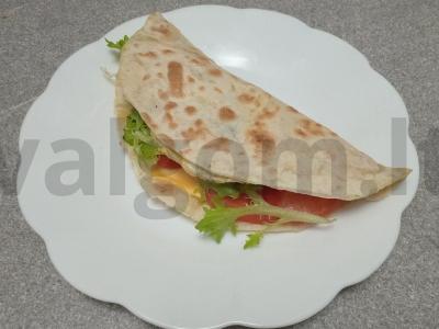 Pusryčiai su grybais ir sūriu tortilijoje pagrindine nuotrauka