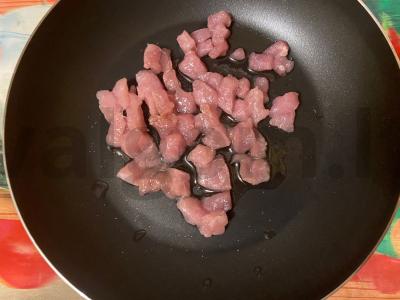 Salotas „Kubinis“ su kiauliena mandarinų sultyse Žingsnis 1