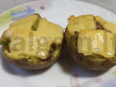 Bulvė su faršu ir svogūnais pagrindine nuotrauka