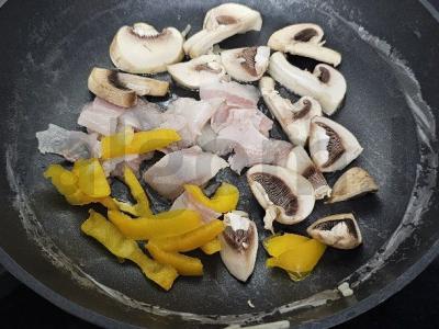 Makaronai su daržovėmis ir šonine vakarienei Žingsnis 4