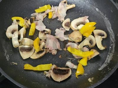 Makaronai su daržovėmis ir šonine vakarienei Žingsnis 5