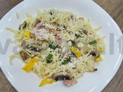 Makaronai su daržovėmis ir šonine vakarienei pagrindine nuotrauka