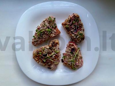 Tuno steikas su sėklų panade pagrindine nuotrauka