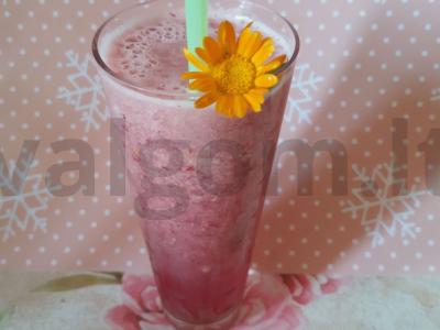 Vasaros smoothie su vyšnių sultimis, nektarinu ir kriauše pagrindine nuotrauka