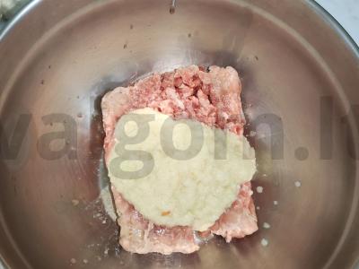 Mini kotletai iš kiaulienos faršo Žingsnis 1