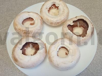 Kepti pievagrybiai, įdaryti kiaulienos faršu Žingsnis 1