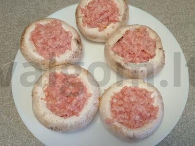 Kepti pievagrybiai, įdaryti kiaulienos faršu Žingsnis 5