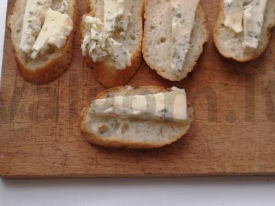 Brusketa su dorblu sūriu, kriauše ir medumi Žingsnis 5