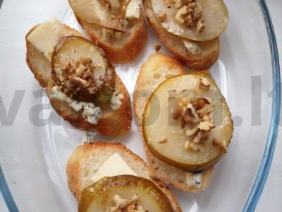 Brusketa su dorblu sūriu, kriauše ir medumi Žingsnis 7