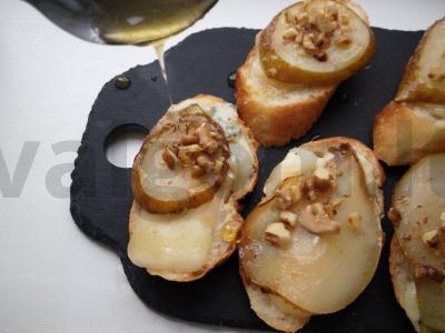 Brusketa su dorblu sūriu, kriauše ir medumi Žingsnis 8