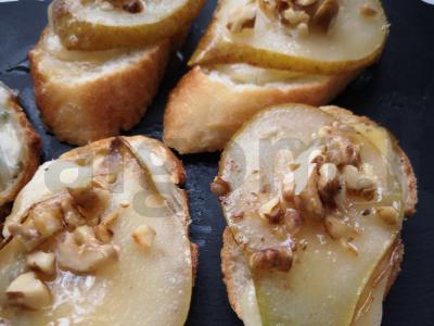 Brusketa su dorblu sūriu, kriauše ir medumi pagrindine nuotrauka