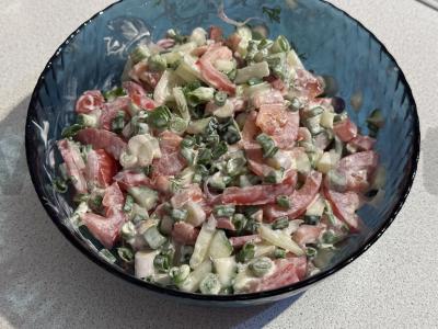 Vasaros salotas „Linksmas malonumas“ su makadamijos riešutais pagrindine nuotrauka