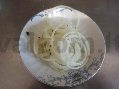 Marinuoti svogūnai su petražolėmis ir actu pagrindine nuotrauka