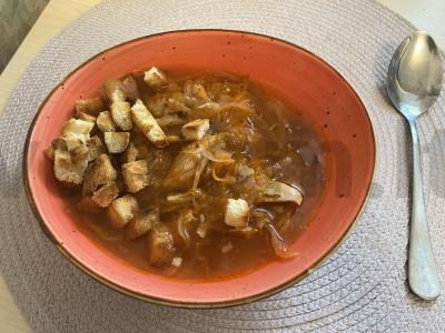 Borščas su skrudinta duona pagrindine nuotrauka