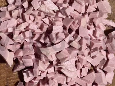 Olivje salotas su virta dešra ir svogūnais Žingsnis 1