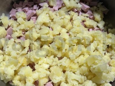 Olivje salotas su virta dešra ir svogūnais Žingsnis 2