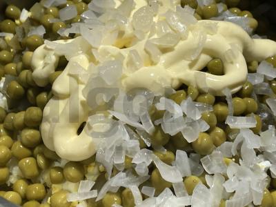 Olivje salotas su virta dešra ir svogūnais Žingsnis 5