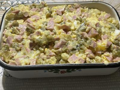 Olivje salotas su virta dešra ir svogūnais pagrindine nuotrauka