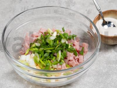 Blynai su kumpiu ir žaliu svogūnu Žingsnis 7