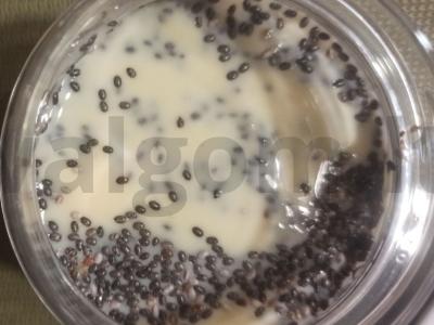 Chia sėklų ir aviečių pudingas Žingsnis 1