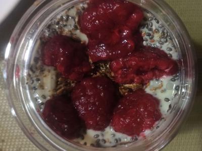 Chia sėklų ir aviečių pudingas pagrindine nuotrauka