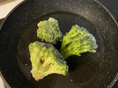 Švelni brokoliai su krevetėmis jogurto padaže Žingsnis 1