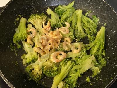 Švelni brokoliai su krevetėmis jogurto padaže Žingsnis 3