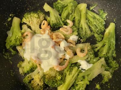 Švelni brokoliai su krevetėmis jogurto padaže Žingsnis 4