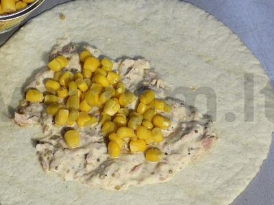 Rulonai su tunu, kukurūzais ir chuka jūros dumbliais Žingsnis 4