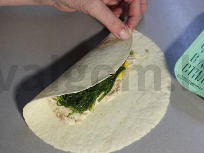 Rulonai su tunu, kukurūzais ir chuka jūros dumbliais Žingsnis 6