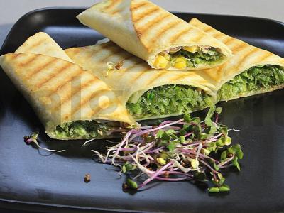 Rulonai su tunu, kukurūzais ir chuka jūros dumbliais pagrindine nuotrauka