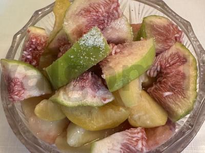 Vaisių salotas su vanile pagrindine nuotrauka