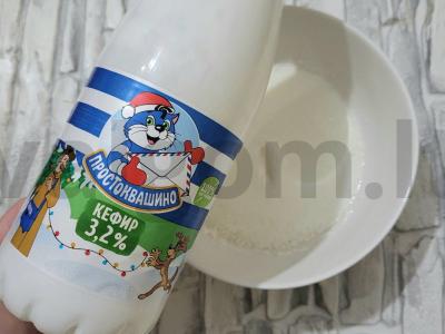 Purūs blynai šiltame kefyre su soda Žingsnis 1