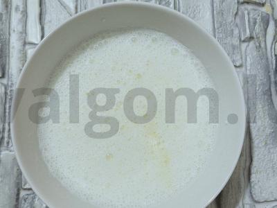 Purūs blynai šiltame kefyre su soda Žingsnis 3