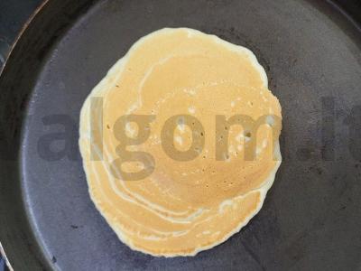 Purūs blynai šiltame kefyre su soda Žingsnis 6