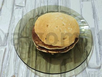 Purūs blynai šiltame kefyre su soda pagrindine nuotrauka