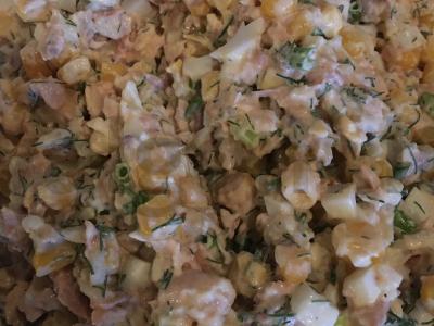 Salotos su lašiša ir ryžiais pagrindine nuotrauka