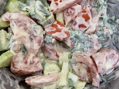 Salotas su kalendra ir majonezu pagrindine nuotrauka